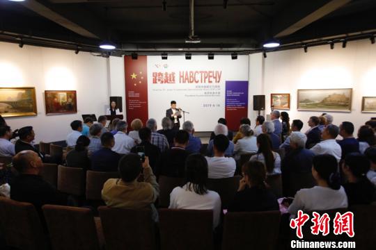 跨越·第六届中俄博览会暨庆祝中俄建交70周年俄罗斯美术展在黑龙江省启幕。　吕品 摄