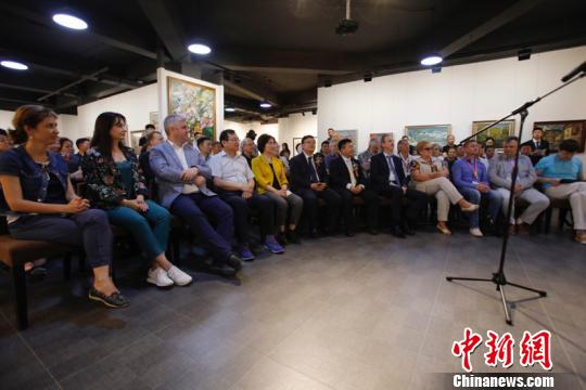 该展吸引了众多中外艺术爱好者来此观赏交流。　吕品 摄
