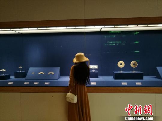 市民参观“大邦之梦——吴越楚玉器·青瓷特展”。　钟升 摄