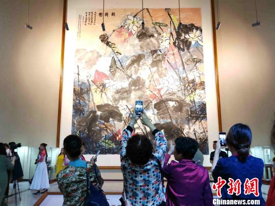 易图境将画作无偿捐赠给学校，图为其创作的巨幅作品《戟荷图》。　付敬懿 摄