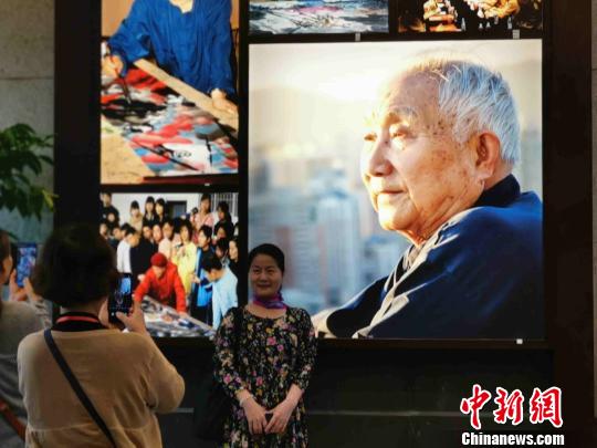 学院师生、朋友参观易图境先生艺术创作师生画展。　付敬懿 摄
