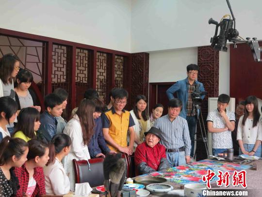 退休后，易图境为美术学院学生上美术创作示范课。　卢宗旺 摄