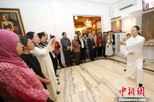 图为当晚在中国驻东盟大使官邸举办的“中国民俗文化之夜”，各国外交官和嘉宾观看太极拳表演。　林永传 摄