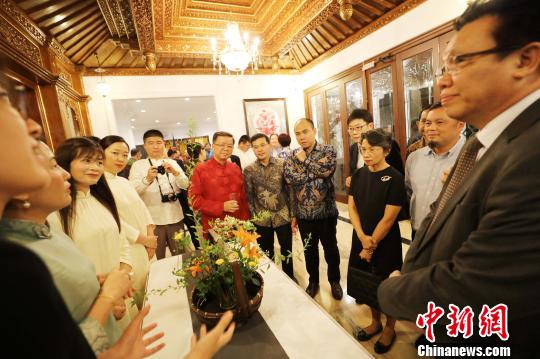 图为当晚在中国驻东盟大使官邸举办的“中国民俗文化之夜”，各国外交官赏花艺。　林永传 摄