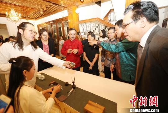 图为当晚在中国驻东盟大使官邸举办的“中国民俗文化之夜”，各国外交官观赏香道。　林永传 摄