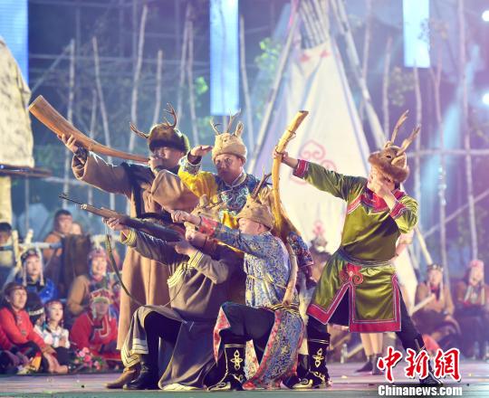 图为鄂伦春族民展现狩猎文化。　侯玉鹏 摄