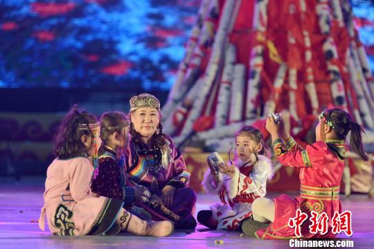 图为鄂伦春族孩子们听故事。　侯玉鹏 摄