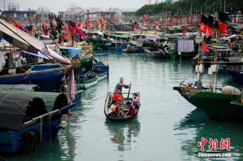 资料图：广西北海电建渔港，渔民乘小艇上岸。<a target='_blank' href='http://www.chinanews.com/'>中新社</a>记者 翟李强 摄