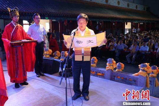 图为，曲阜市政协副主席李刚恭读祭文。　高超 摄