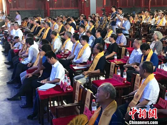 图为，现场观众聆听《从文化自知到文化自信》报告。　高超 摄