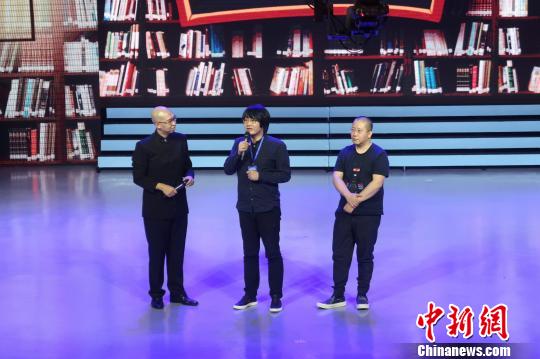 作家们与读者面对面交流。　韩宏 摄