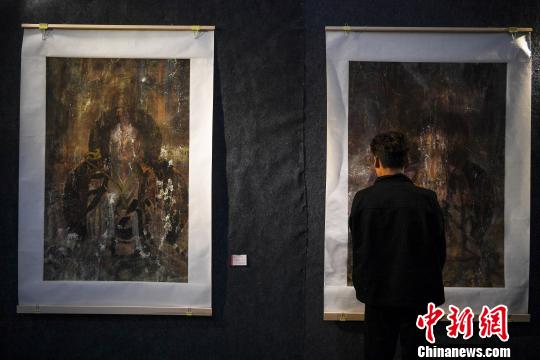 图为拉萨市民观看展览。　何蓬磊 摄