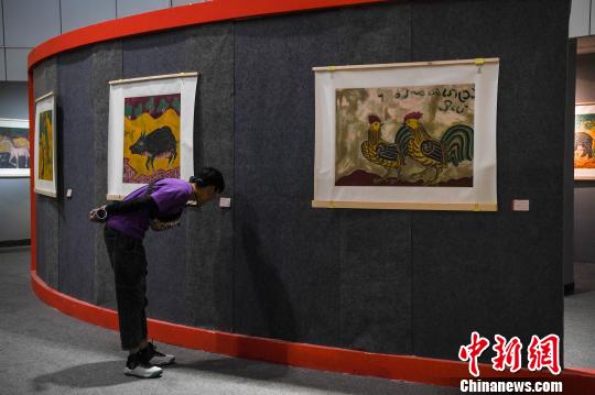 图为拉萨市民观看展览。　何蓬磊 摄