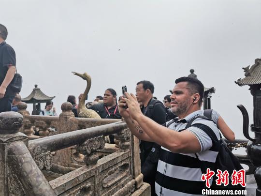 拍摄武当山金顶 胡传林 摄