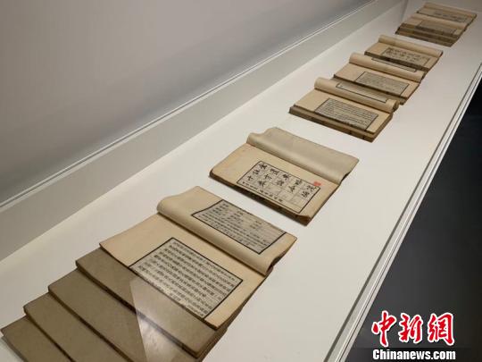 图为中医药古籍展现场。　钟欣 摄