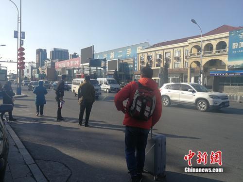 燕郊售楼一条街上，发放楼盘广告传单的人随处可见。<a target='_blank' href='http://www.chinanews.com/' >中新网</a>记者 邱宇 摄