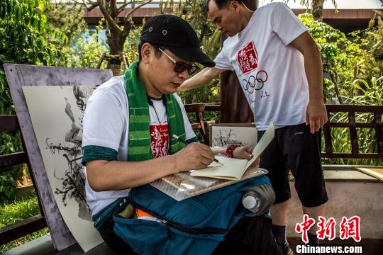 “为奥运喝彩”艺术写生团参加国际奥林匹克日公益跑活动并现场写生。“为奥运喝彩”项目组 提供
