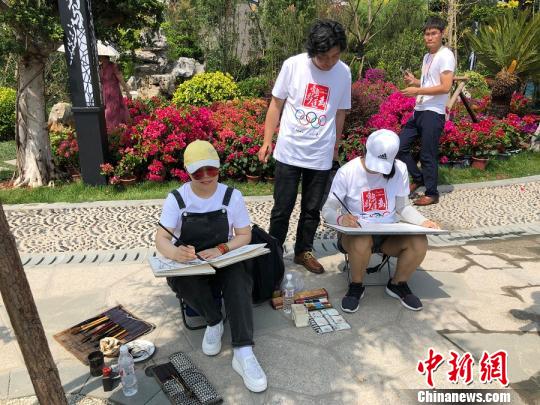 “为奥运喝彩”艺术写生团参加国际奥林匹克日公益跑活动并现场写生。“为奥运喝彩”项目组 提供
