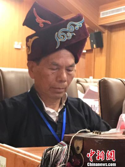 来自桂湘黔三省区13个市县的80多名专家学者就举办“侗寨申遗论坛”以及中国侗寨申遗工作进行交流和探讨。　谢兴华 摄