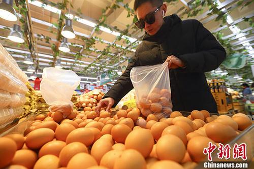 资料图：居民在超市内购物。<a target='_blank' href='http://www.chinanews.com/'>中新社</a>记者 张云 摄