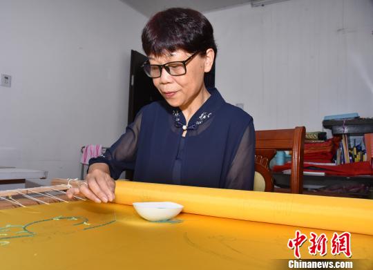 陈克忍传承珠绣技艺五十载，绣品远销40多个国家和地区。　陈龙山 摄