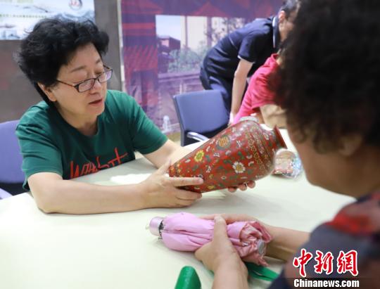 文物鉴定专家现场为市民免费鉴定收藏品真伪。供图