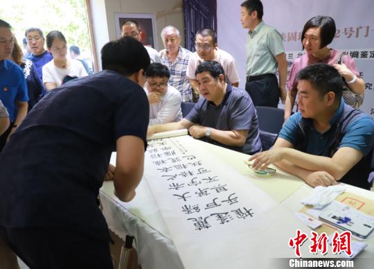 鉴定现场吸引了很多藏友前来向专家咨询。供图