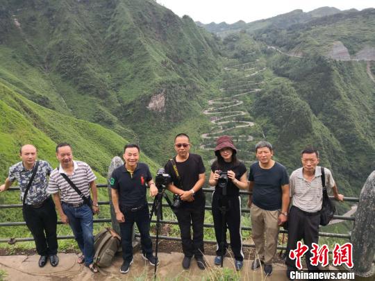 摄影师们在贵州晴隆24道拐拍摄。　陈洪斌 摄