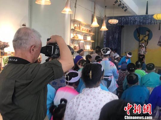摄影师们在安顺拍摄屯堡文化。　丘高顺 摄