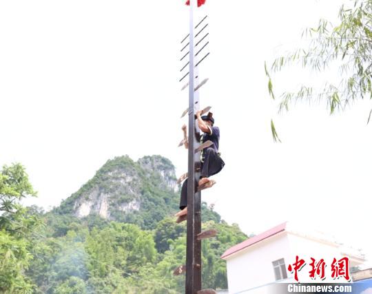 图为布努瑶《上刀山》民族绝技 林浩 摄