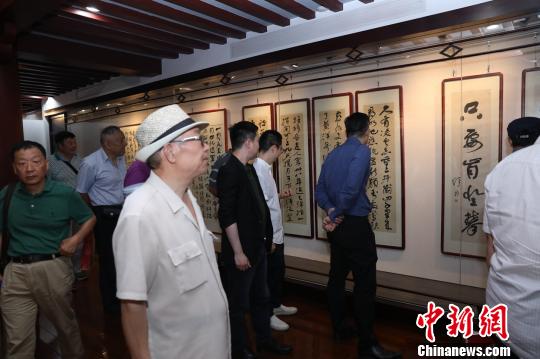 当代书法大师舒同父子书画展同期开幕。　慕梁 摄