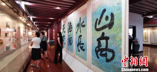 书画展让师生在红色书法作品中学习革命文化，领会革命精神。　慕梁 摄