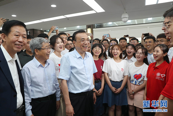 　7月1日，中共中央政治局常委、国务院总理李克强在大连考察。这是李克强在大连理工大学了解毕业生就业情况。 新华社记者刘卫兵摄
