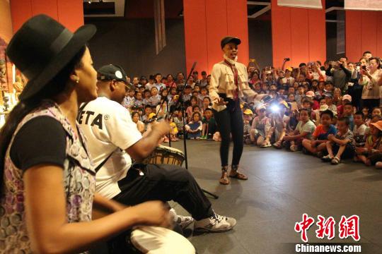 图为非洲留学生们在山东美术馆展览现场带来音乐和舞蹈表演。　赵晓 摄