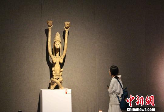 图为人们参观“生命之灵——非洲雕刻艺术精品展”。　赵晓 摄