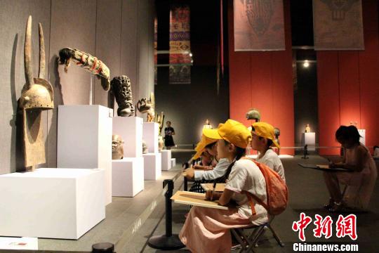 图为小学生们拿着画板在展览现场临摹艺术品。　赵晓 摄