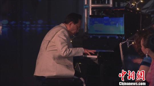 著名作曲家陈钢演奏小提琴协奏曲《梁祝》。　康玉湛 摄