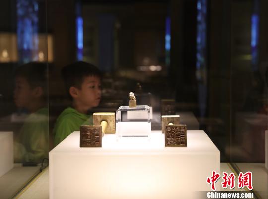 铜“党坝长官司印”(清代乾隆二十六年)(左)铜“绰斯甲布宣抚司印”(清代乾隆四十年)(右)。　于晶 摄