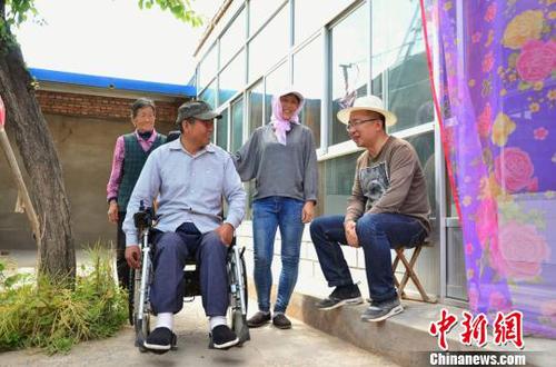 图为青海龙田农林开发有限公司的法定代表人马红凯来员工邢克梅家了解生活情况，图右为马红凯。　鲁丹阳 摄