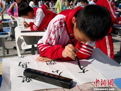 兰州市中小学生现场挥毫泼墨。(资料图) 刘薛梅 摄