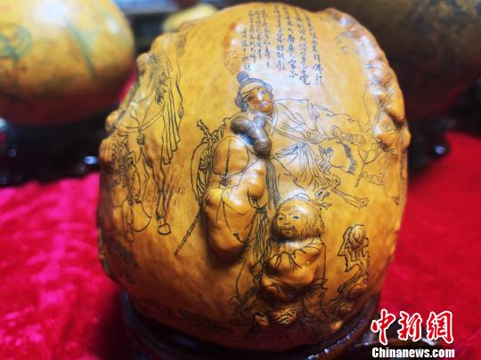 非遗传承人刻葫芦四十载将“缺陷”融入作品