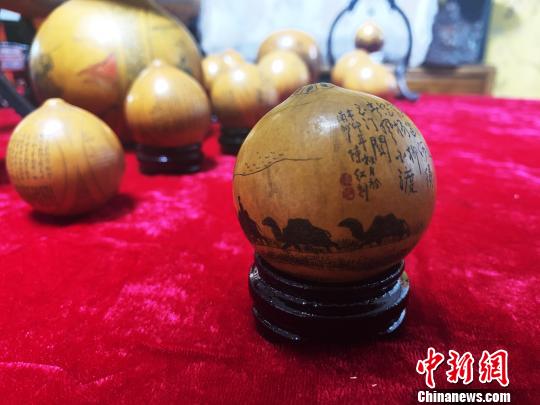 图为陈红在葫芦上刻的丝绸之路图之一。　高康迪 摄