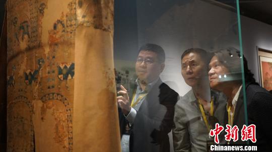 图为嘉宾参观吐蕃“贵族服饰”。　魏建军 摄