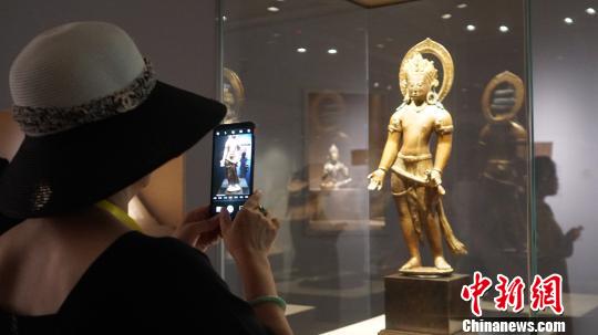 图为民众参观展览。　魏建军 摄