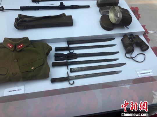 八路军缴获的日军曾经使用的物品。　李庭耀 摄