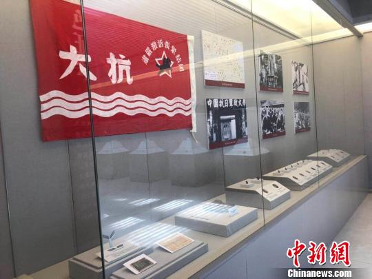 部分红色证章。　李庭耀 摄