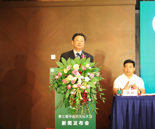 图为九三学社中央委员会常委、全国人大代表、九三学社中央社会服务部部长徐国权