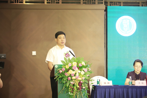 图为内丘县人民政府县长杨辉