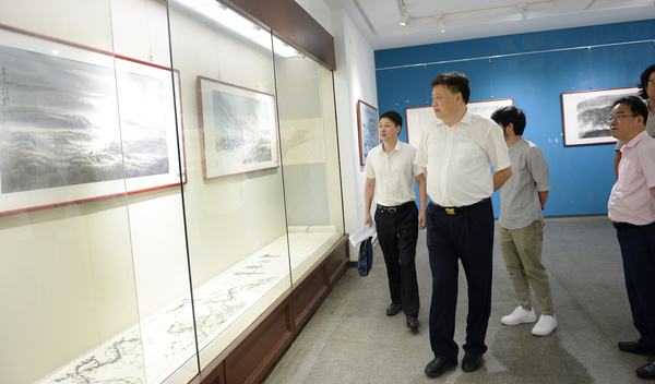 2、中共溧阳市委常委宣传部部长张爱文到现场观看画展