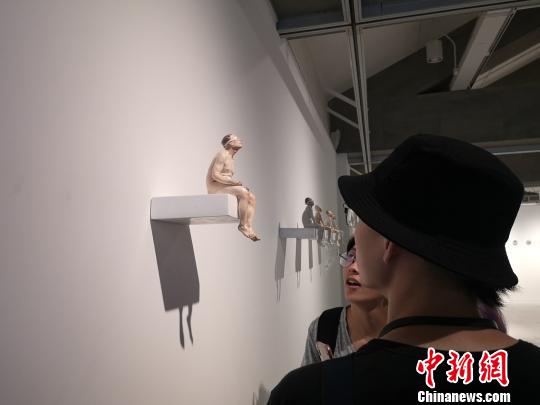 图为观众观展。　刘贤 摄